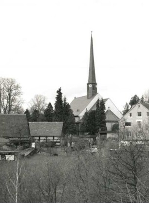 Lunzenau-Rochsburg. Pfarrhof und Dorfkirche. Ansicht von Südosten