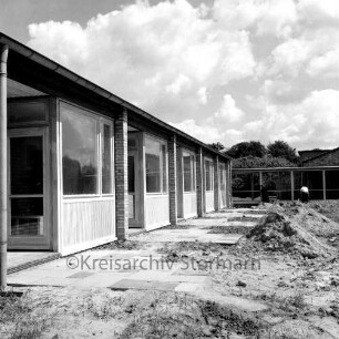 Ahrensburg: Reeshoop: Wohnflügel in Bau: Außenaufnahme mit Hof und Verbindungsgang: Arbeiter