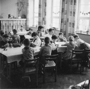Ganztagsschule (Spielen-Lernen-spielend lernen). Beim Spielen im Schulhort (wahrscheinlich in der Haydnschule in Dresden-Striesen)