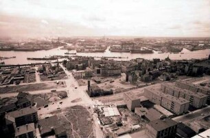 Hamburg: Blick von der Michaeliskirche auf Hafen, Westteil
