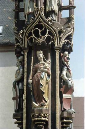 Freiburg i. Br.: Münsterplatz: Figuren am Fischbrunnen