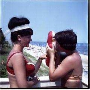 Zwei junge Frauen am Ostsee-Strand