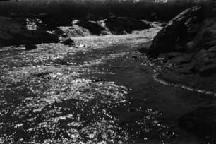 Wasserfall des Lunsemfwa : Kleiner Wassrfall des Lunsemfwa. Im Fluss liegen einige Felsblöcke.