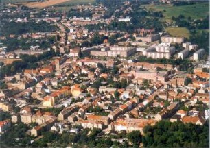 Luckenwalde. Stadtzentrum mit Marktturm. Luftbild-Schrägaufnahme von Süden