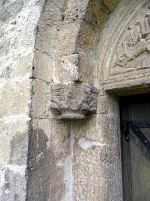 Rhena-(Evangelische Kirche ) - Langhaus Traufseite Süd - romanisches Portal -Gewände West mit ornamentierter Konsole