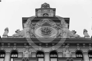 Giebel am Mietshaus Alberta iela 13 (Albertstraße) in Riga