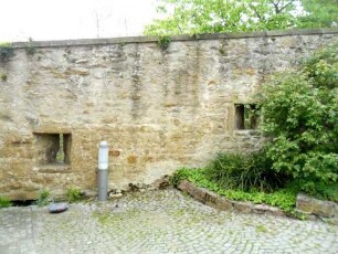 Alexanderkirche - Kirchhof im Westen nördlich des Torhauses mit Kirchhofmauer und Schlüsselloch-Schießscharten