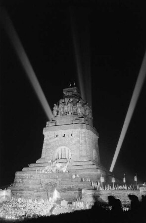 Ansicht des illuminierten Völkerschlachtdenkmals bei einer Feierlichkeit im Rahmen des II. Deutschen Turn- und Sportfestes