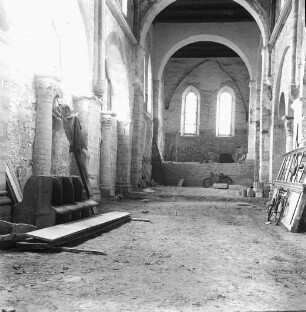 Drübeck, ehem. Benediktinerinnen-Klosterkirche, heute St. Vitus, Innenansicht: Mittelschiff, Restaurierungsarbeiten 1954; 1953-1956: Neubau südliches Seitenschiff, Absenkung des Fußbodens auf alte Höhe, Neuaufmauerung der Zwischenarkaden...