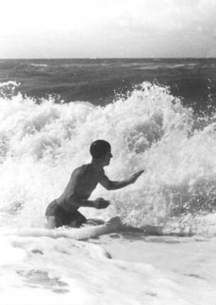 Ein Jugendlicher des Jugendferienheimes Puan Klent auf Sylt kämpft gegen die Brandung der Nordsee an. Aufgenommen 1936