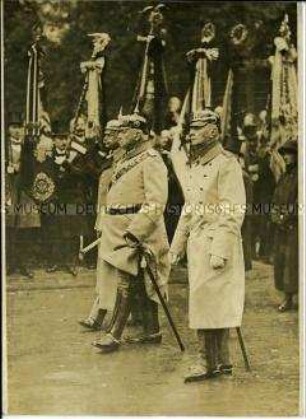 Paul von Hindenburg bei der Beisetzung von Josias von Heeringen