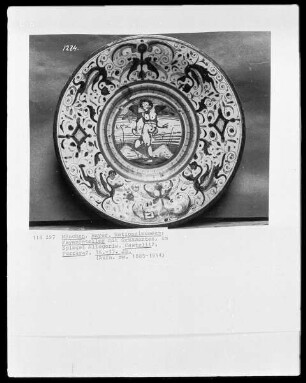 Teller mit Ornamenten, im Spiegel Allegorie