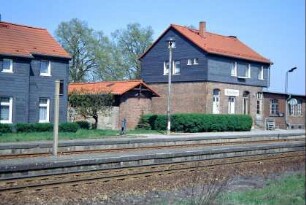 Blick zum Bahnhof; Gleisanlagen und Bahnsteige; Bahnhofsgebäude teilweise verschiefert