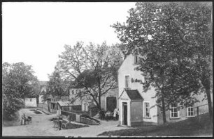 Hohenwussen. Dorfstraße mit Gasthaus