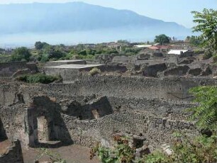 Pompej - Blick zum Vesuv : Aufgenommen am 21. Juli 2004 in den Ausgrabungsstätten der römischen Siedlung Pompeji