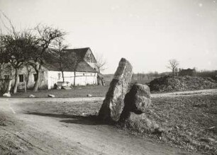 Schwedenkreuz und Wegsäule : Schmerlitz, Steinkreuz (D 139), sog. Schwedenkreuz, und Wegsäule an einer ungepflasterten Landstraße