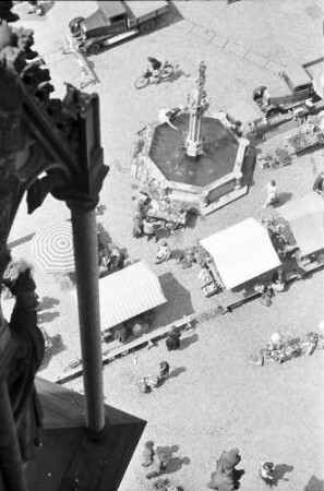 Freiburg: Blick vom Münster; auf Georgsbrunnen; mit gotischem Vordergrund