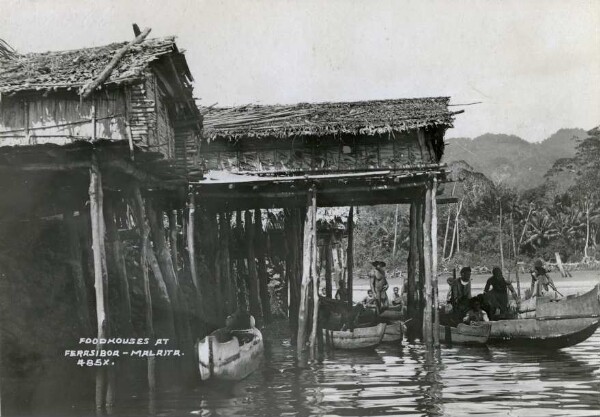 "Maisons de la nourriture à Ferasiboa , île au large de Nore fou, Malaita"