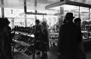 Freiburg i. Br.: Shopping: Schuhstand vor dem Schuhgeschäft Salamander