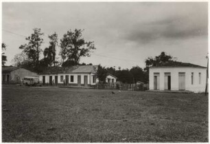 Platz mit Hotel in Nioaque
