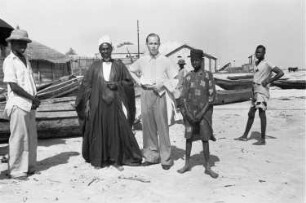 Reisefotos Haiti. Der Fotograf Franz Grasser mit Einheimischen am Strand vor Booten