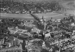 Dresden: Blick über Altstadt mit Postplatz und Zwinger nach Neustadt. Luftbild-Schrägaufnahme