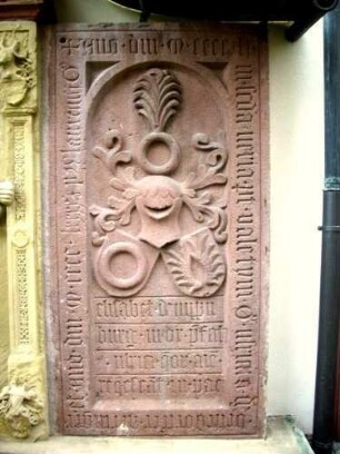 Grabstein von 1402 am Langhaus mit Umschrift und Laudatio sowie Wappenkartusche in Hochreliefdarstellung