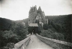 Burg Eltz : Wierschem. Burg Eltz mit Burgtor. Ansicht von Nordosten