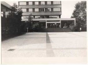 Rathaus, Berlin-Wedding: Eingang und Vorplatz