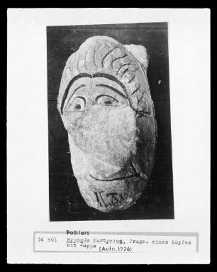 Fragment eines Kopfes mit Kappe