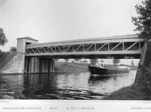 Hochwassersperrtor und Straßenbrücke