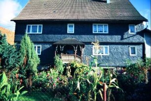 zweigeschossiges Haus, verschiefert; Treppenaufgang überdacht
