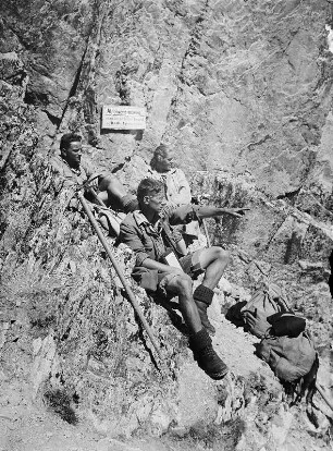 Österreich, Kurt Schlosser und andere Personen seiner Gruppe bei der Rast in den Bergen