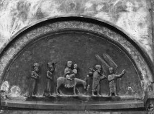 Dekoration der unteren Wandzone mit mariologischen und christologischen Themen — 13. Wandnische: Flucht der Heiligen Familie nach Ägypten, umgeben von zwei Heiligen — Flucht der Heiligen Familie nach Ägypten