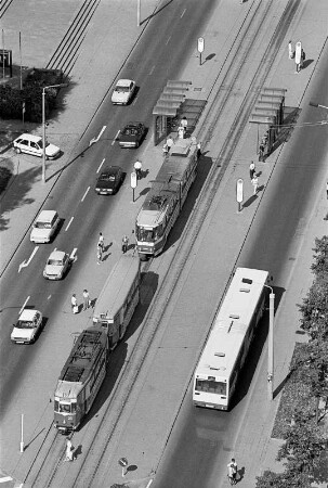 Deutsch-polnische Grenze, 1992. Blick vom Oderturm auf Straßenbahnen in Frankfurt/Oder