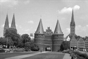Lübeck: Holstentor vom Holstenplatz