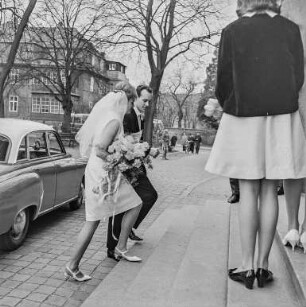 Hochzeit : Bautzen. Hochzeitspaar vor dem Portal der Maria-Martha-Kirche, August-Bebel-Platz