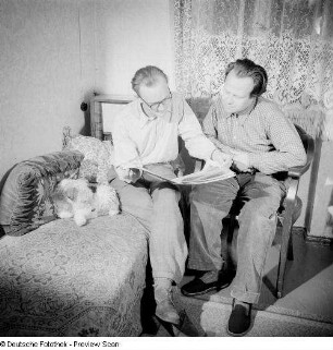 Roger Rössing mit Freund beim Lesen der Zeitschrift "Eulenspiegel"