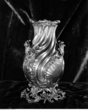 Vase mit Rokoko-Ornamentik