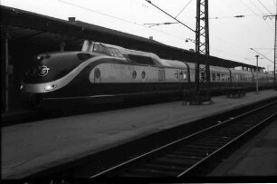 Freiburg: Hauptbahnhof; TEE (Trans-Europ-Express) im Hauptbahnhof Freiburg