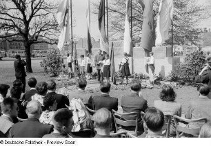 Einweihung des Ehrenmals der Friedensfahrt auf dem Johannisplatz in Leipzig
