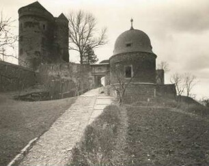 Stolpen. Burg Stolpen (1222 Ersterwähnung). Schösserturm (1476/1487). Ansicht mit Burgtor