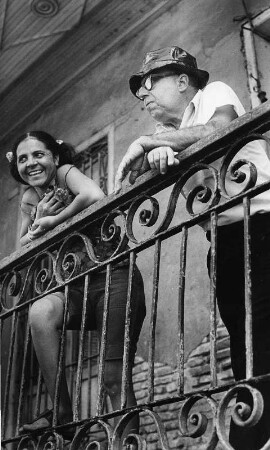 Kuba 1981. Paar auf dem Balkon eines desolaten Altstadthauses, Santiago de Cuba