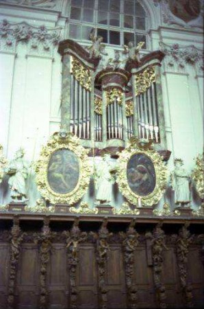 Waldsassen: Wallfahrtskirche, Orgel über dem Chorgestühl