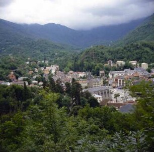 Andorra : Frankreich. Pyrenäen. Blick auf Ax-les-Thermes nach Abfahrt von Andorra