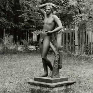 Apollo mit einer Hand auf dem Kopf