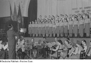 Chor, Chorleiter und Instrumentenensemble beim Bezirksausscheid der Volkskunstgruppen 1954