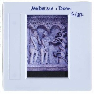 Modena, Dom : Detailansicht Westfassade linkes Seitenportal Relief Adam und Eva Sündenfall