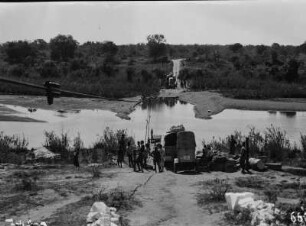 Übersetzen der Lastwagen : Die Lastwagen der Expedition beim Übersetzen über einen Fluss.
