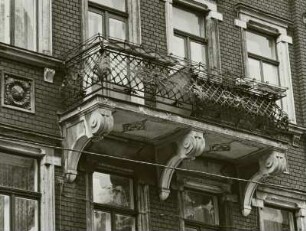Dresden-Neustadt, Louisenstraße 87. Wohnhaus mit Laden (1899). Balkon (2. Obergeschoß)